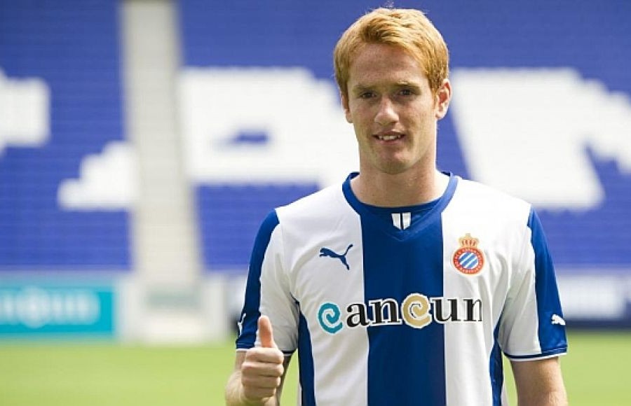 Álex Fernández luciendo la camiseta del Espanyol