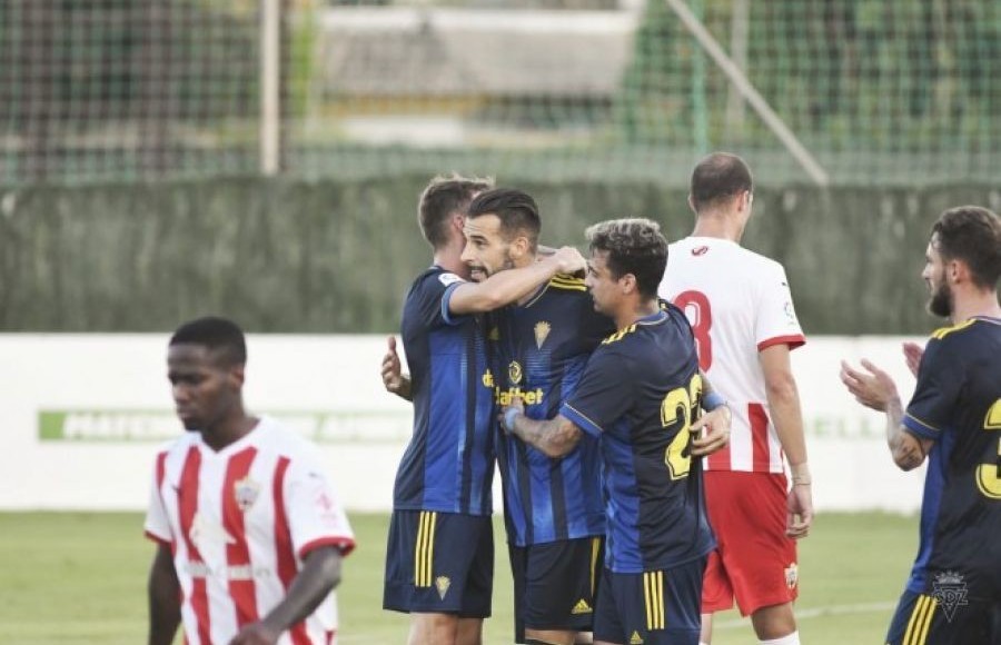 Álvaro Negredo celebra su primer gol con la camiseta del Cádiz