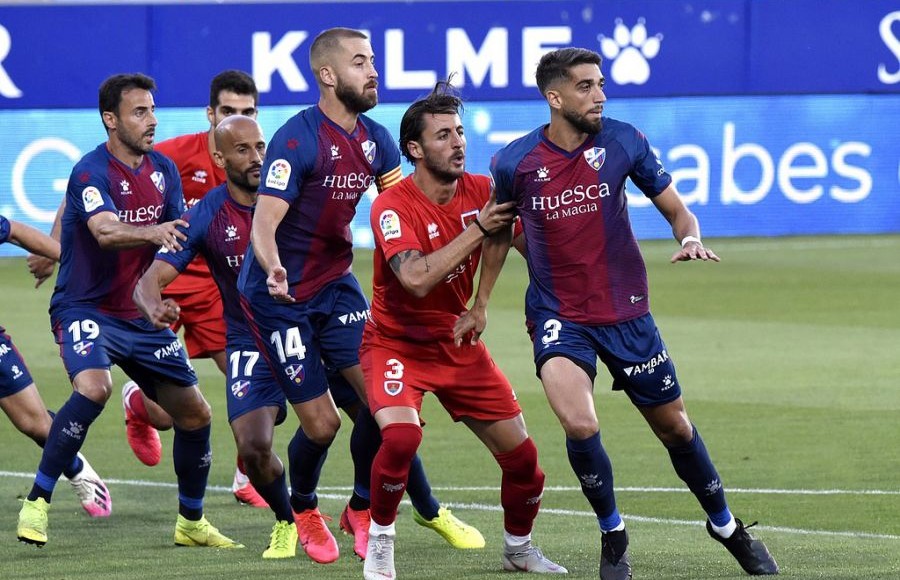 Dos positivos en el Huesca ponen en peligro la segunda jornada del Cádiz CF