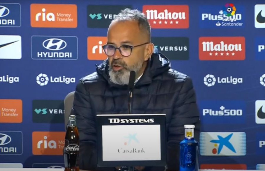 Álvaro Cervera en rueda de prensa tras la derrota frente al Atlético de Madrid