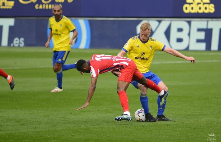 Jens Jønsson en la disputa de un balón con con el jugador del Atlético de Madrid Lemar