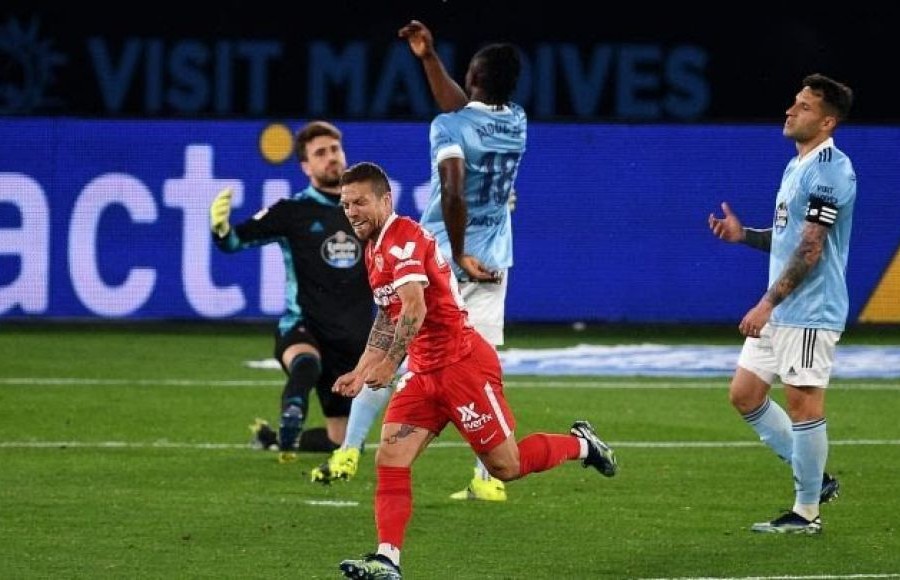 Alejandro Gómez festeja el gol de la victoria del Sevilla ante el Celta