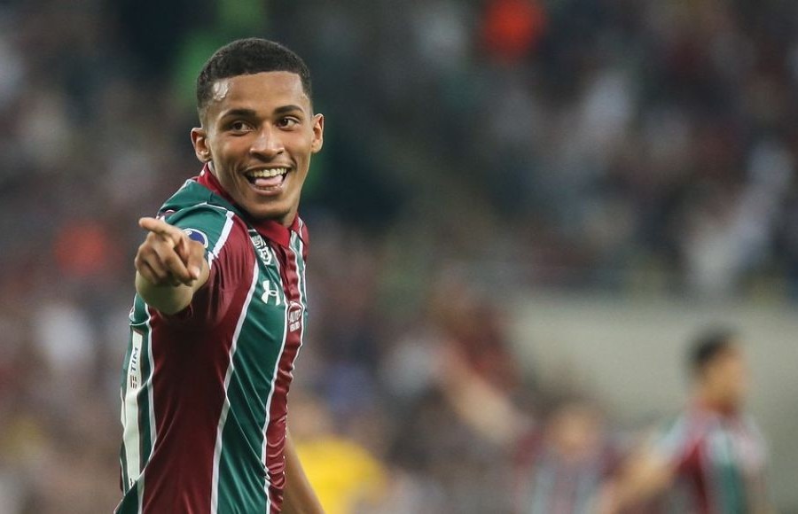 Marcos Paulo vistiendo la camiseta del Fluminense brasileño