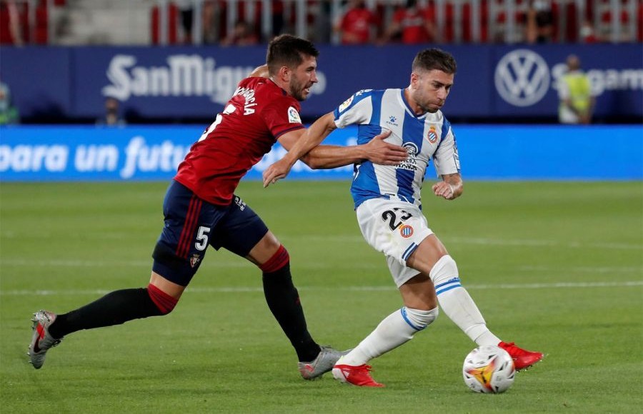 Un momento de juego en el encuentro entre Osasuna y Espanyol de la primera jornada