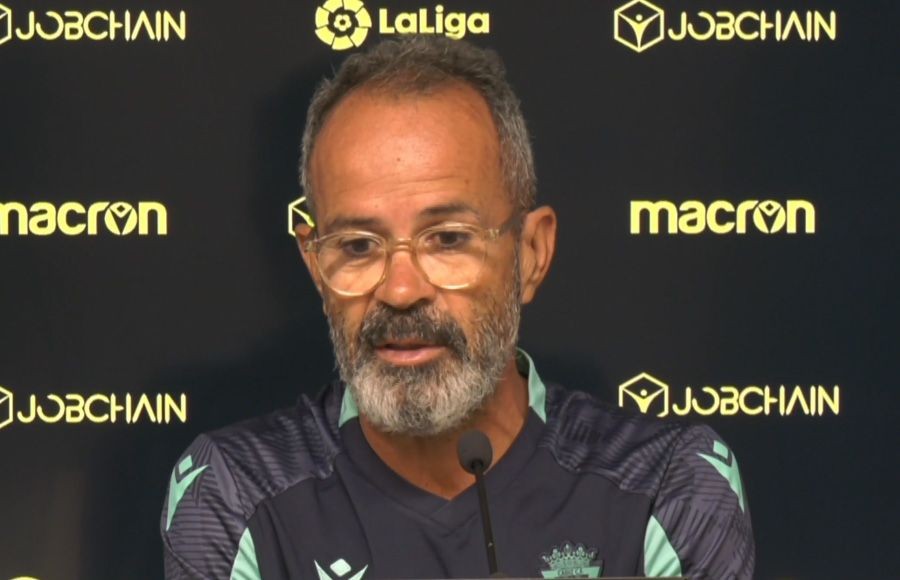 Álvaro Cervera en su rueda de prensa previo al Cádiz - Real Sociedad