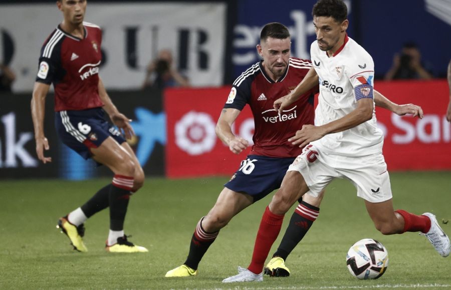 Navas conduce un balón ante un rival del Osasuna en el encuentro de ayer