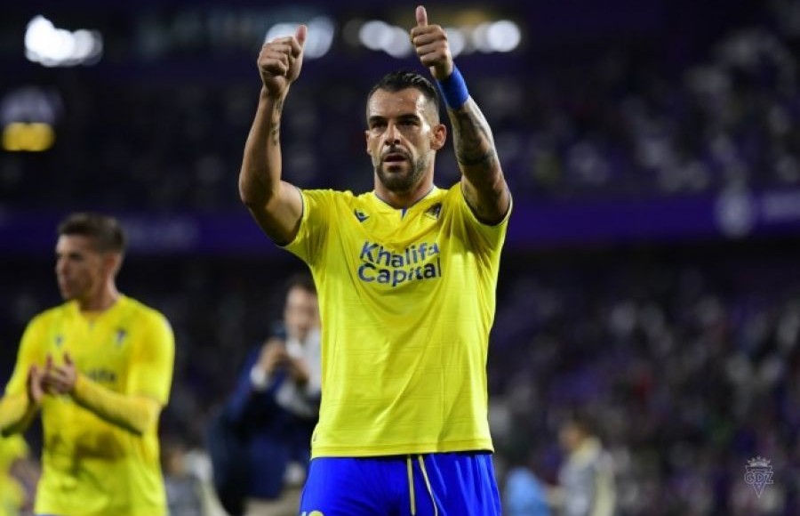 Álvaro Negredo saludando a la afición en el José Zorrilla