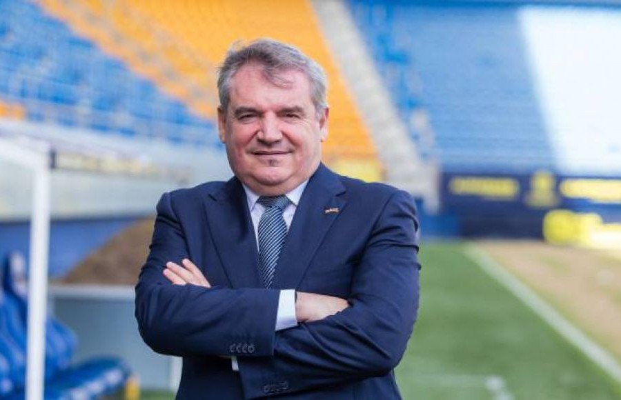 Manuel Vizcaíno posando en el Estadio Ramón de Carranza