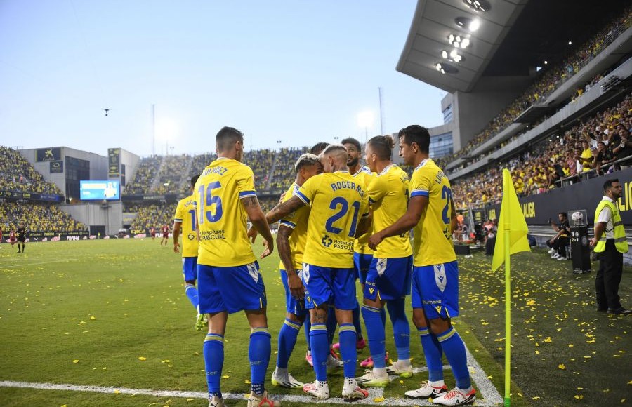 Jugadores del Cádiz celebran un tanto ante el Villarreal el pasado viernes