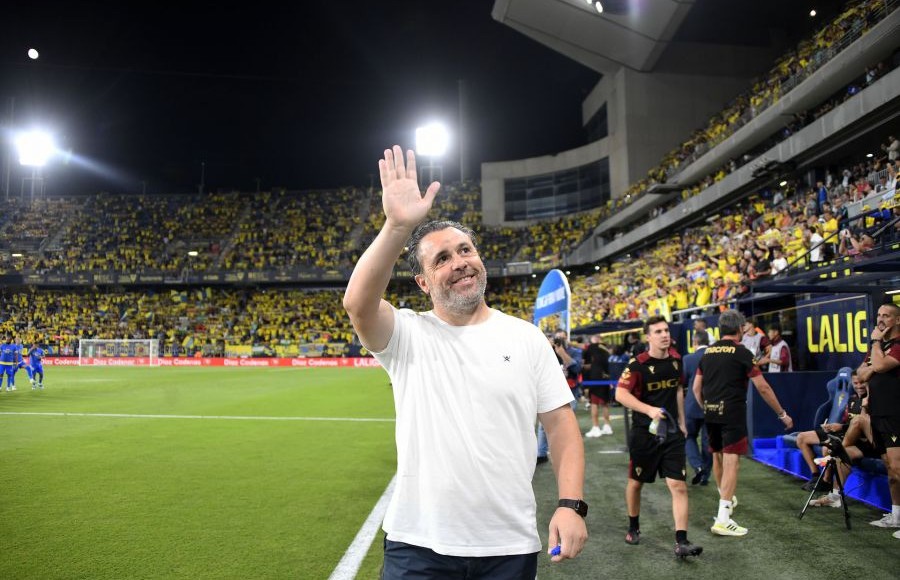 Sergio González saluda a la grada antes del encuentro ante el Rayo Vallecano