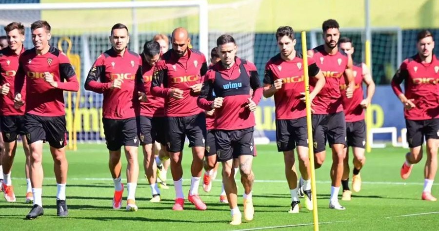 Jugadores de la plantilla del Cádiz CF en una sesión de trabajo