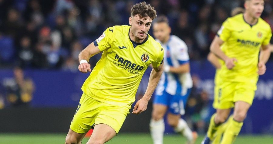 Álex Forés con la camiseta del Villarreal