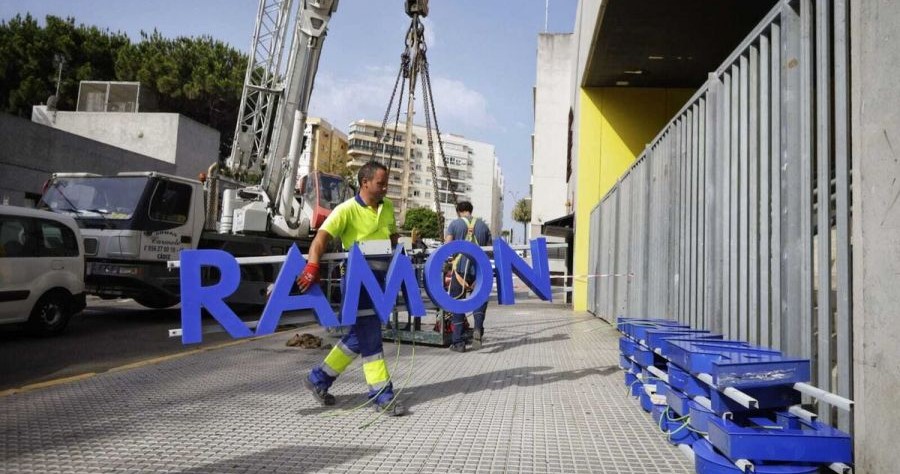 Operarios desmontando el rótulo del Estadio Ramón de Carranza