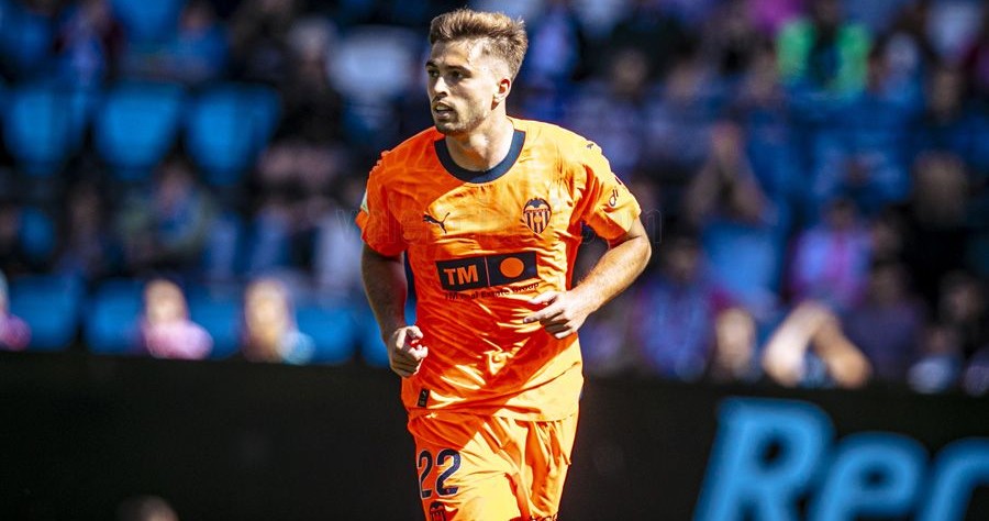 Alberto Marí con la camiseta del Valencia temporada 23 24