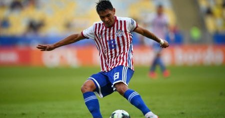 Santiago Arzamendia con la elástica de la Selección Paraguaya