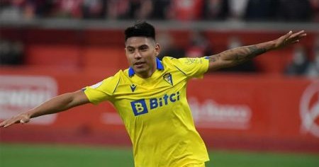 Santiago Arzamendia celebrando un tanto con la camiseta del Cádiz CF