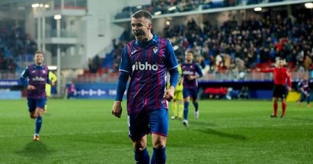 Anger Aketxe celebrando un tanto con la camiseta del Eibar